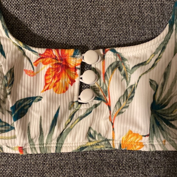 High waisted white floral two piece bikini with adjustable straps and padding - Picture 4 of 7